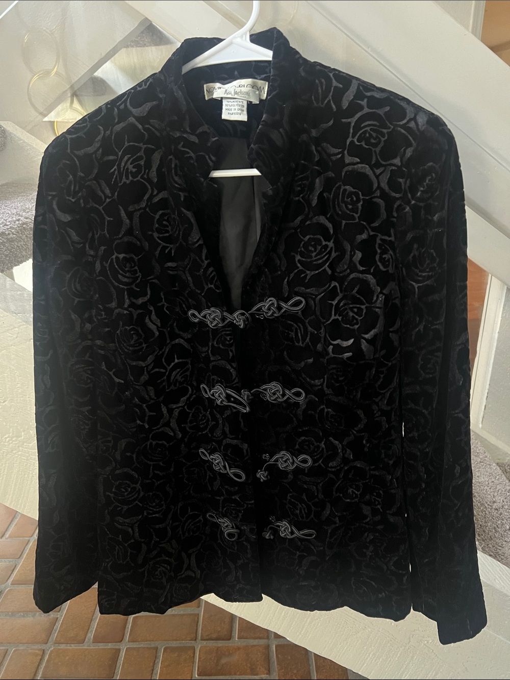 Gorgeous vintage whimsigoth Victorian velvet embossed jacket with frog closures.